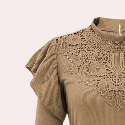 Elegant women's shirt with long sleeves